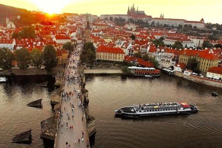 Prague: Sightseeing Boat Cruise with Buffet Dinner