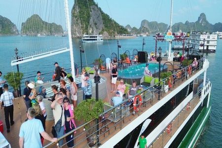 Ha Long Bay Day Tour from Hanoi with Kayaking, Swimming & Lunch