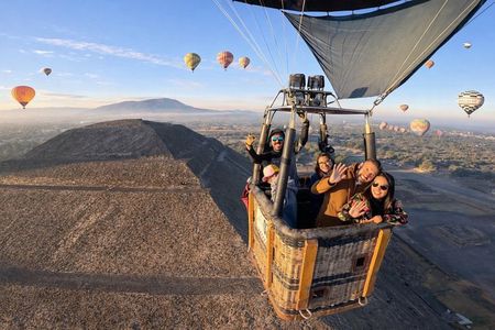 Balloon flight in Teotihuacan + Cave breakfast + Tour from CDMX