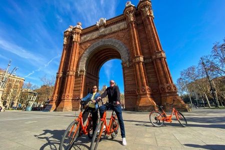 Barcelona Bike / E-Bike Tour: Gaudí Highlights & Hidden Gems