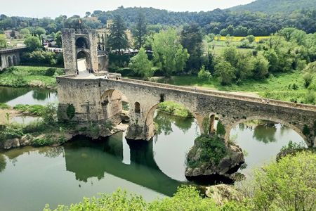 Besalu Medieval and Jewish tour with sausages, rataphy and wine