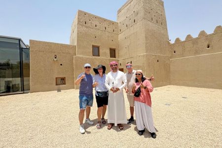 Al Ain City Tour: Camel Market, Oasis & Forts