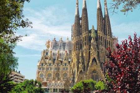 Sagrada Familia Skip-the-Line Small-Group Guided Tour