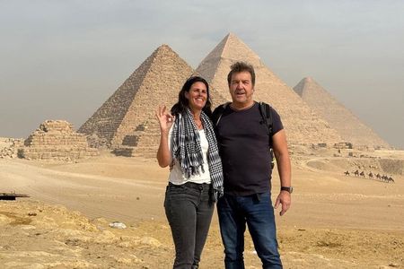 Private Day Tour to Giza Pyramids and Saqqara with Hotel Pickup