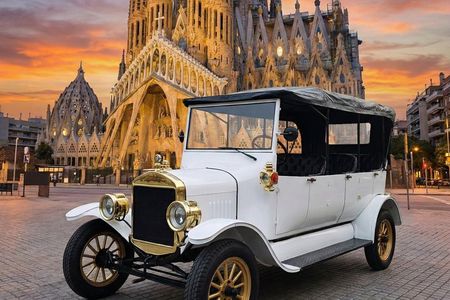 Guided Tour City, Park and Beach Barcelona Vintage Tuk Tuk Car