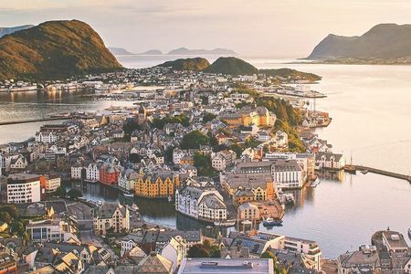 Small-Group Walk in Ålesund: Art Nouveau & Insider Tips