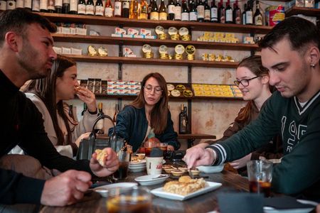 Barcelona: Gothic Quarter Tapas & Wine Small Group Tour