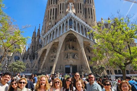 Sagrada Familia Tour: Gaudí’s Secrets (Exterior) 2026