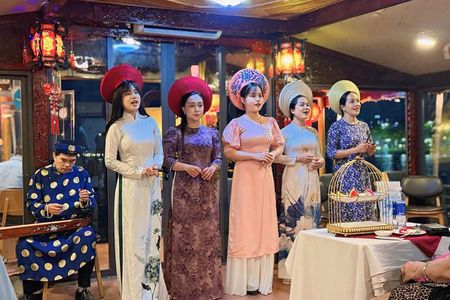 Hue: Night Cruise, 7 Course Dinner & Music on Perfume River