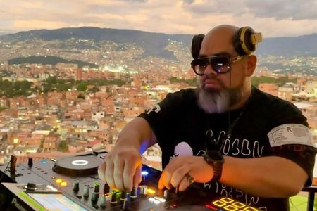 Comuna 13 Sunset Tour with Rooftop Experience