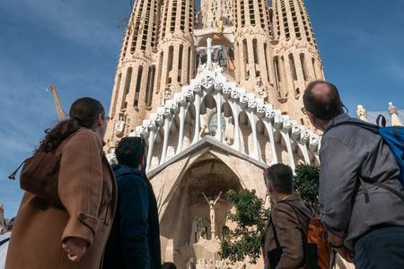 Barcelona in 1 Day: Sagrada Familia,Park Guell, La Pedrera, Tapas