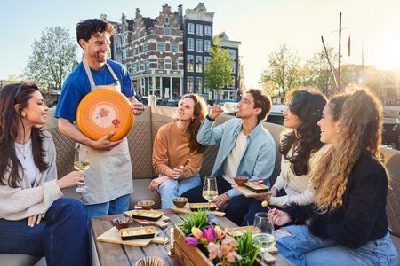 Amsterdam: Cheese Tasting Canal Cruise with Unlimited Drinks