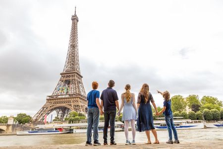 Fun & Professional Eiffel Tower Photoshoot in Paris