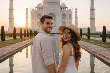 From Delhi: Taj Mahal Sunrise Skip the line ticket & 5* Breakfast