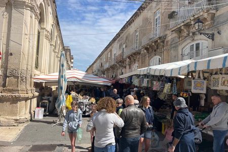 Guided visit to the Ortigia Point of Sale and cooking class.