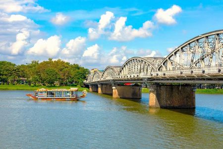 Hue Dragon Boat Tour: Perfume River, Royal Tombs, Hon Chen Temple