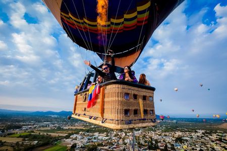Hot air balloon ride with breakfast in Cueva from CDMX