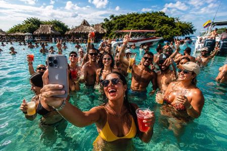 Cartagena Party Tour to Cholon: 5 Stops, Lunch, Drinks & Music