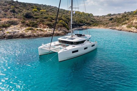 4-Hour Private Catamaran Cruise to South Paros and Antiparos
