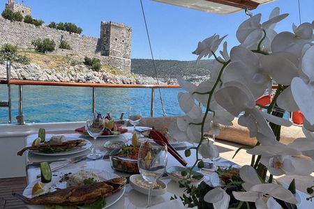 Private Boat Tour in Bodrum – 6 Hours with Lunch & Swimming Break