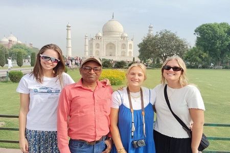 Private Taj Mahal Tour from Delhi by Car with Entry fees & Lunch