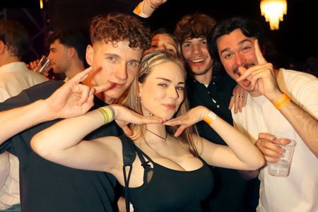 Drunken Monkey Blaze Pub Crawl: 2hr Unlimited Drinks & Clubs