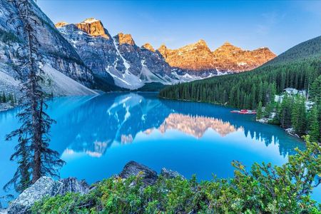 Moraine Lake and Lake Louise Sunrise Serenity Tour