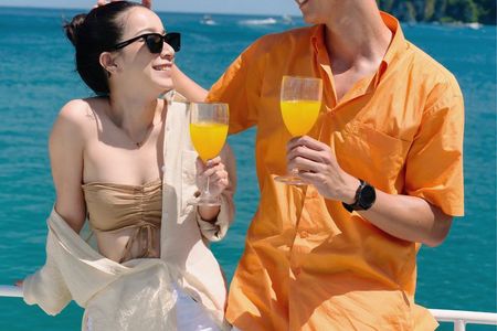 Phi Phi Islands Ferry Adventure: Sightseeing & Lunch