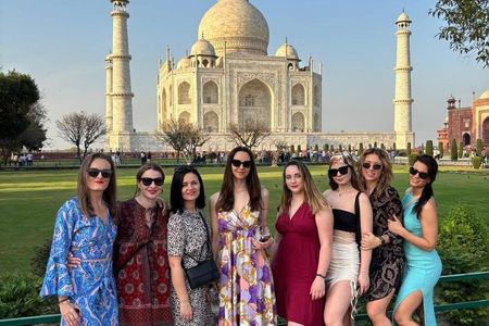 Taj Mahal's Special tour from Delhi Airport/Hotel.