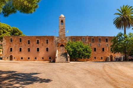 Chania Highlight Tour: Old Town, Monastery Wine Tasting & Beach