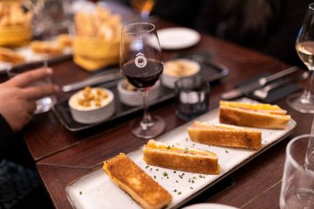 2 Hour Express Paris Centre Food Tour with 4 Tastings & Fine Wine