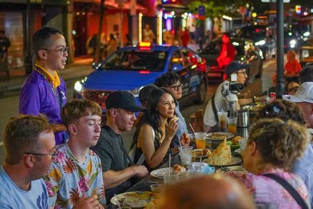 Small Group: Singapore Street Food & Night Tour with 9 tastings
