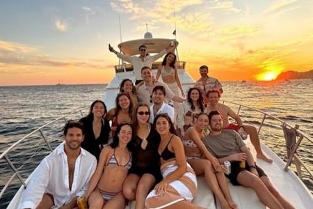 Cabo Private Sunset Yacht Tour: Dinner, Drinks and Arch Views