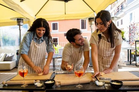 Rooftop Pasta and Cocktails Cooking Class in Rome