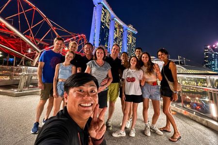 Singapore Marina Bay Night Walking Tour with Light Shows