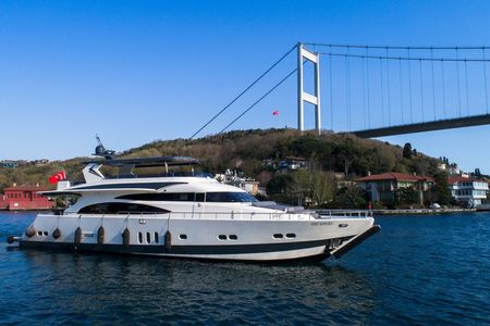 Luxury Bosphorus Yacht Tour – Asian Side Stop & Exploration