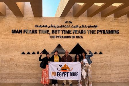 Private Giza Pyramids, Saqqara & Memphis Tour with Egyptologist