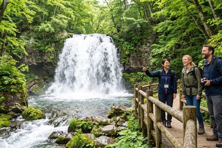 Oirase Gorge and Lake Towada Day Hike with Government-Licensed Guide
