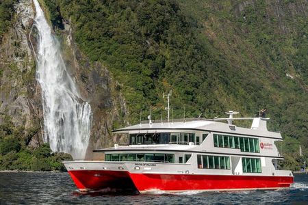 Milford Sound Premium Coach and Cruise from Te Anau