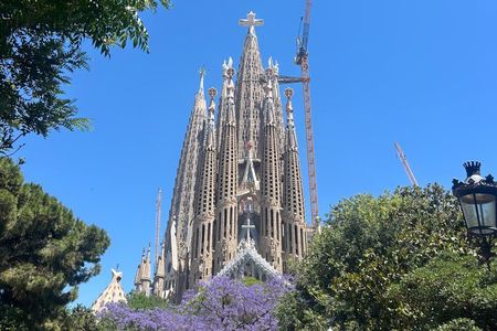 Sagrada Familia Golden Hour and Guided Visit with Priority Access