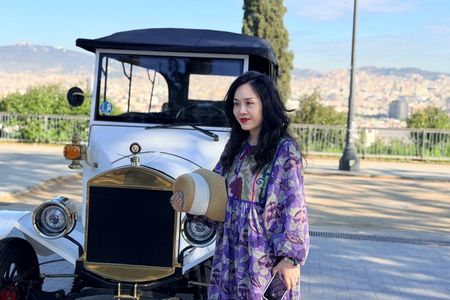 Complete Barcelona guided tour by vintage car in Tuk Tuk