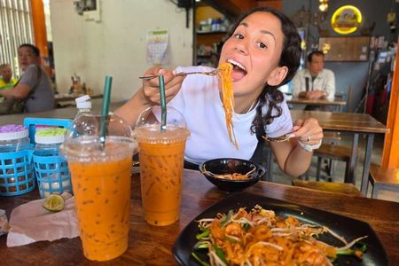Private Tour to Railway and Floating Markets with Simple Brunch