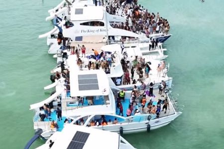 Yacht Celebration: Hip Hop & R&B — Open Bar Experience