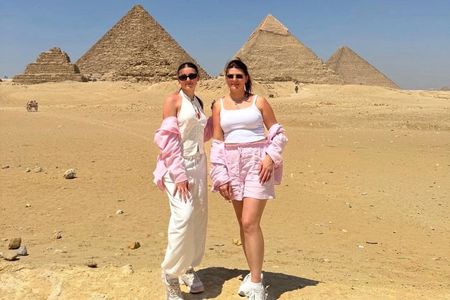 Private Tour in Pyramids of Giza with Lunch and Camel Ride