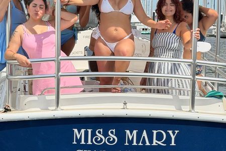 Irish Lobster boat tour in Charleston for 24 guests around Harbor