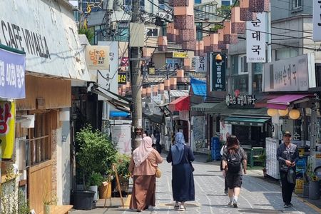 Authentic Seoul Private Tour: Gyeongbokgung & Hidden Seoul Gems