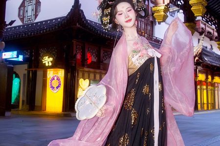 Hanfu Photoshoot Experience at Shanghai Yu Garden