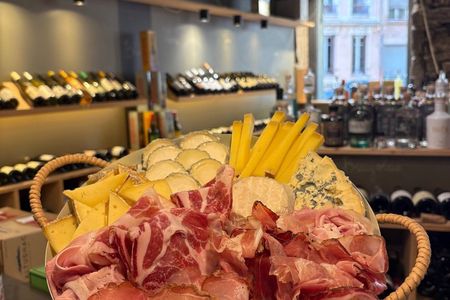 Lyon: culinary tour of local specialities and wine workshop