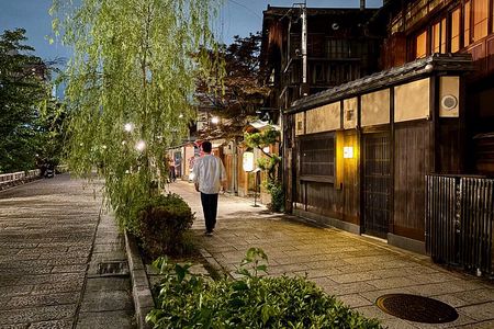 Gion Night Walk with a Former History Teacher