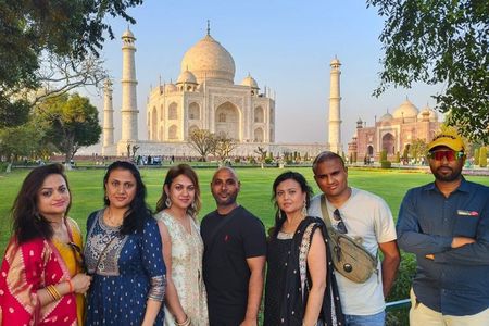 Agra: Taj Mahal , Agra Fort & Baby Taj Express Entry Guided Tour